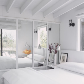 armoire encastrée dans la chambre blanc