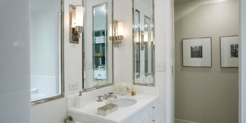 hauteur du miroir au-dessus du lavabo à l'intérieur de la salle de bain