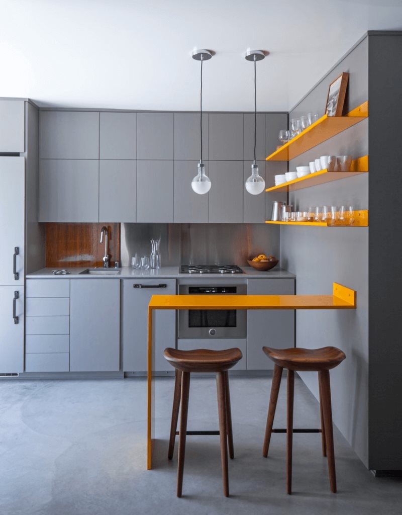 Bar orange dans la cuisine avec des meubles gris