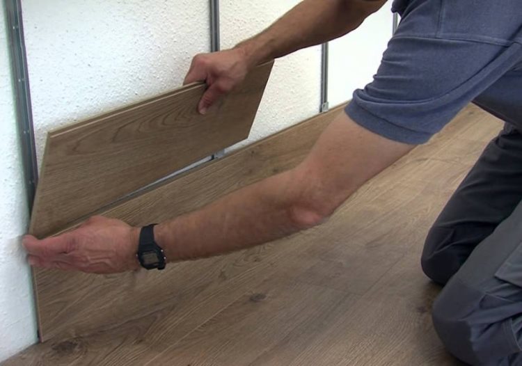 Riparazione del pannello laminato sulla cassa del profilo