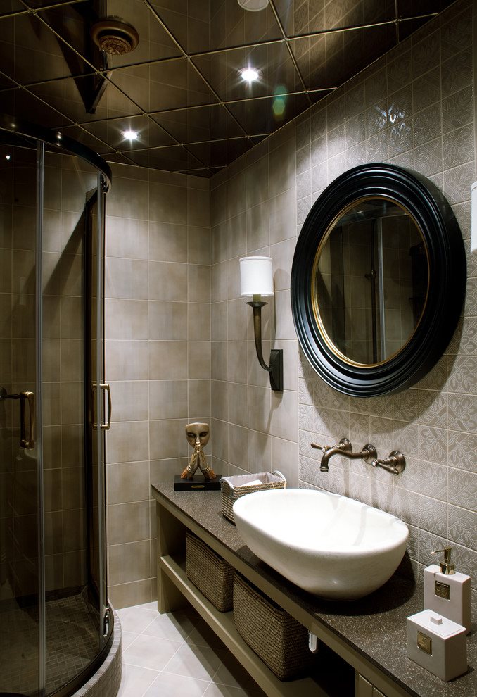 Petite salle de bain avec plafond miroir