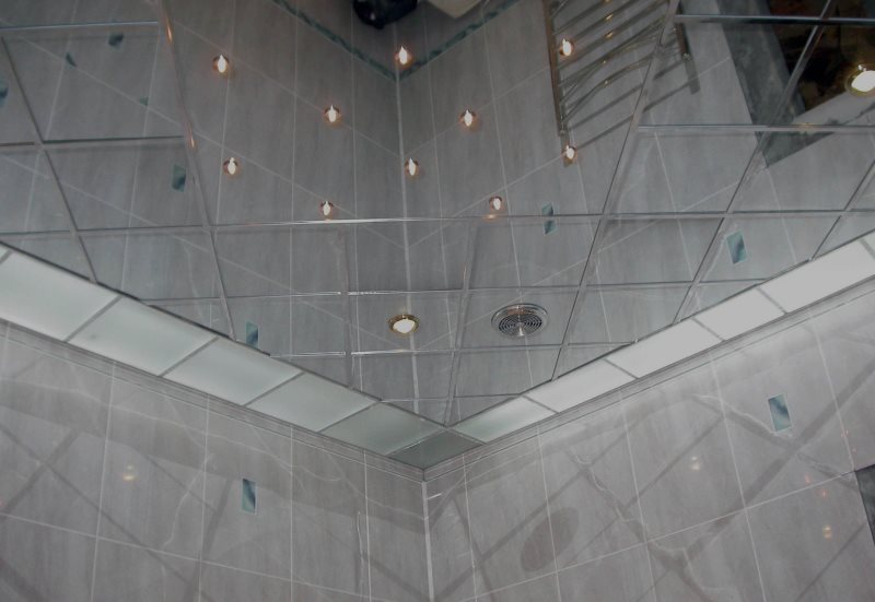 Plafond miroir dans la salle de bain