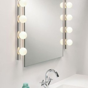 specchio da bagno con lampadine