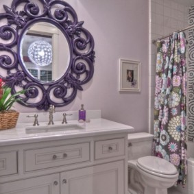 specchio da bagno con cornice viola