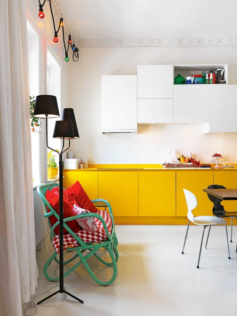 Casque jaune-blanc dans un style moderne