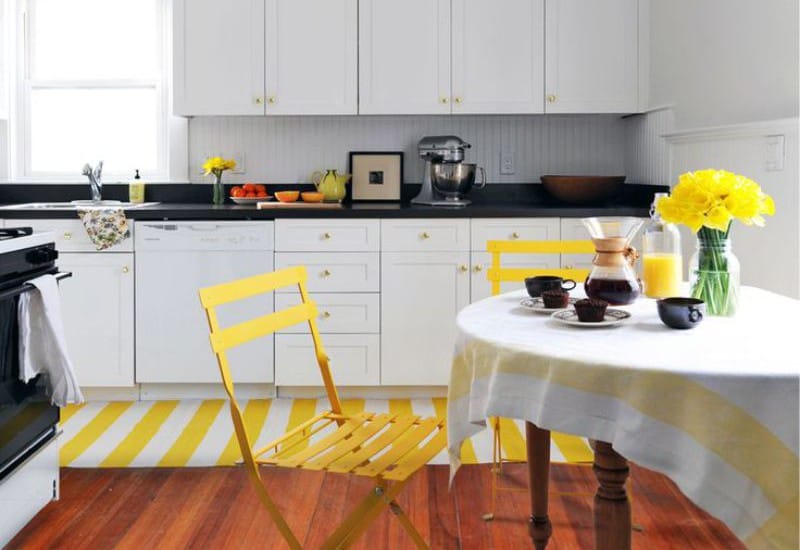 Tapis jaune et blanc comme accent dans la cuisine