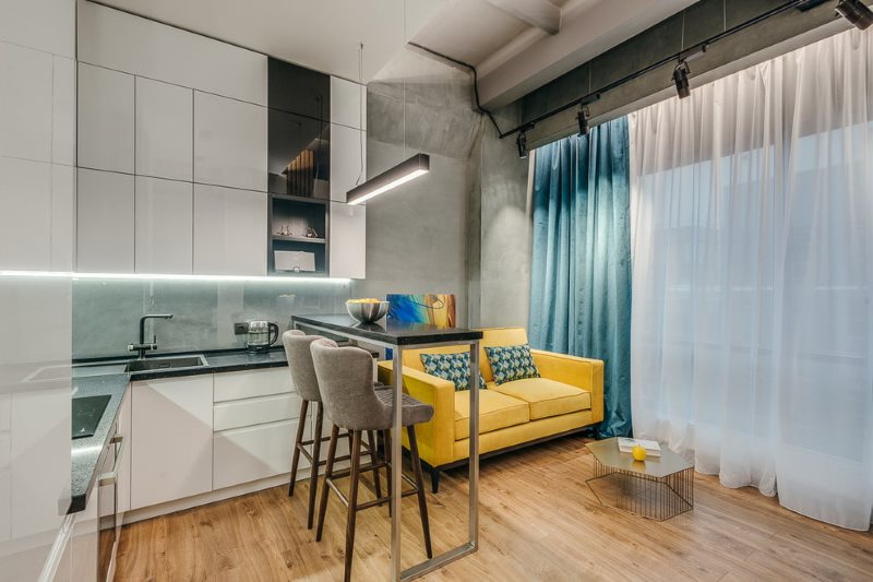 Divano diretto nell'interno della cucina in stile loft