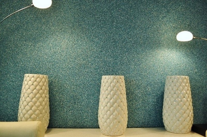 Vases décoratifs sur fond de mur avec papier peint liquide