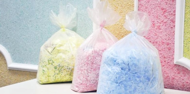 Papier peint liquide coloré dans des sacs en plastique