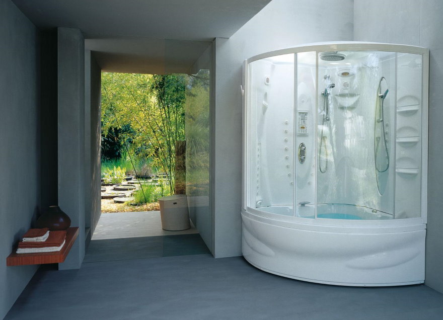 Baignoire d'angle avec rideaux en plastique transparent