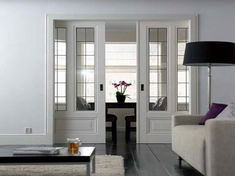 Portes coulissantes blanches avec inserts en verre