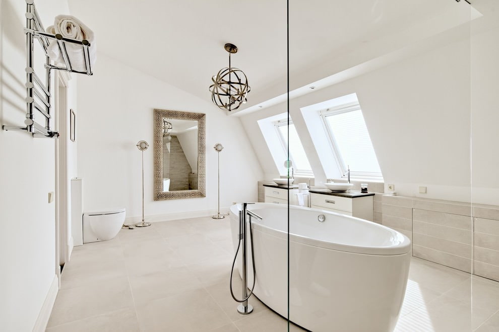 Plafond blanc mat dans la salle de bain mansardée