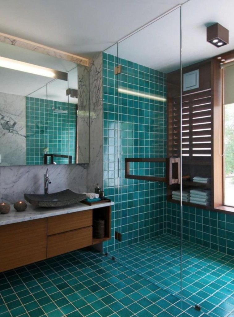 Carreaux turquoise foncé dans la salle de bain avec douche