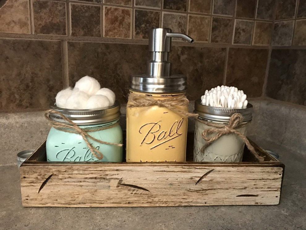 Boîte en bois avec pots sur le comptoir de la salle de bain