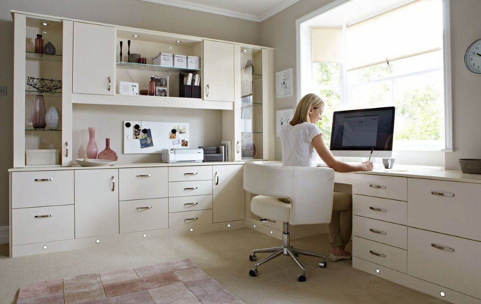 Girl at the desk in the bedroom