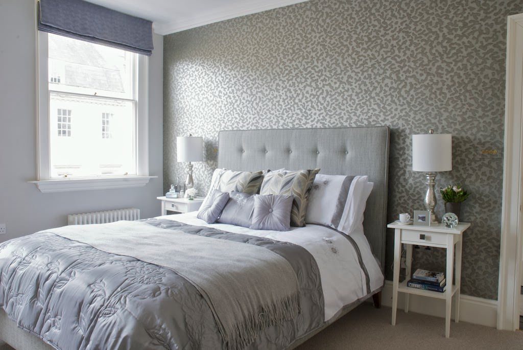 design de chambre avec papier peint gris