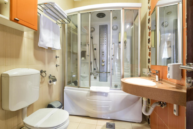 Salle de bain compacte avec cabine de douche