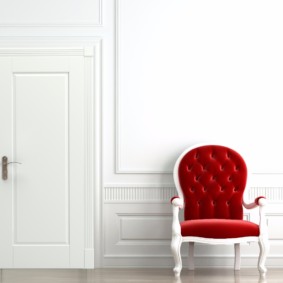 Matching the color of the door to the tone of the wall decoration