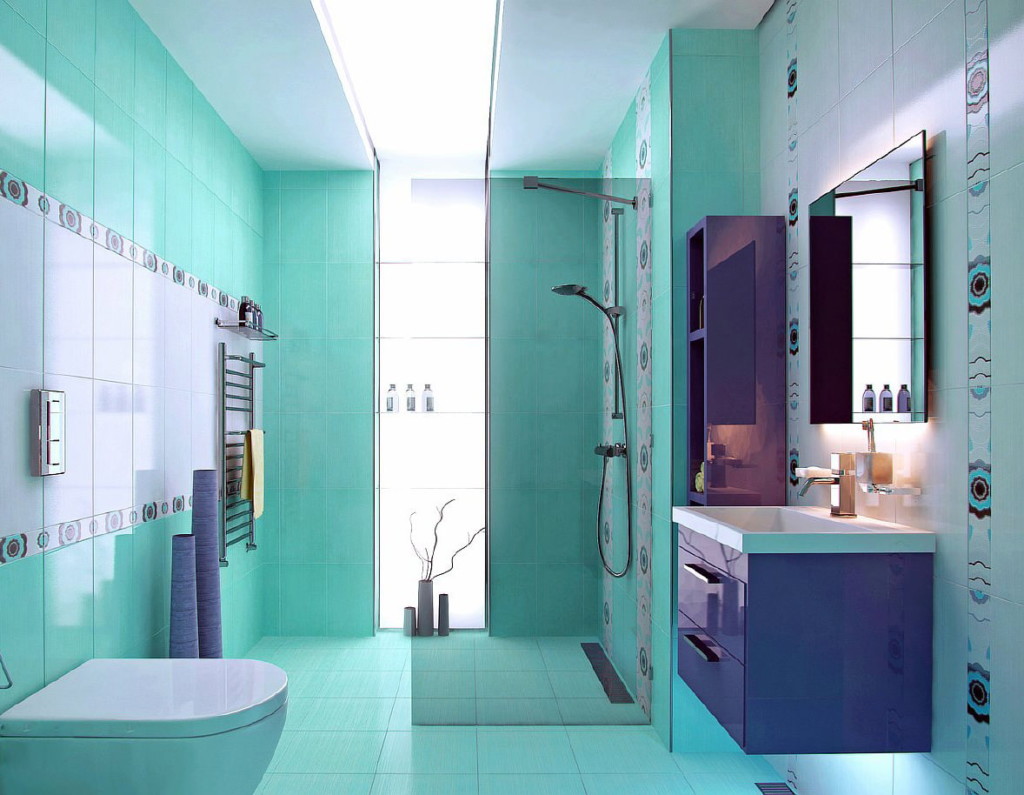 L'intérieur de la salle de bain en violet et turquoise