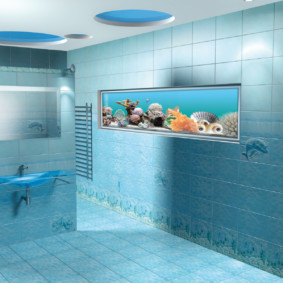 Aquarium dans le mur de la salle de bain