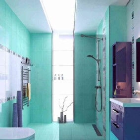 Meubles violets dans une salle de bain turquoise