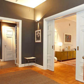 Gray walls in the entrance hall of the apartment