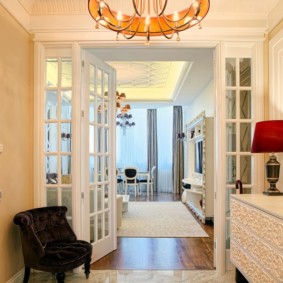 Mirror tiles in the interior of the hallway