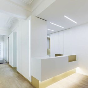 Mobilier blanc aux façades lisses