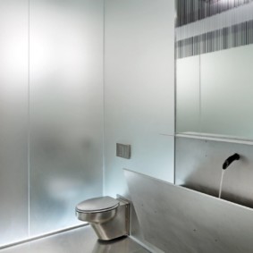 Toilettes minimalistes et high-tech