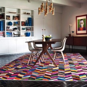 Groupe de repas sur un tapis coloré