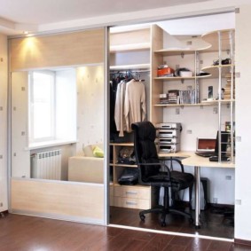 Computer desk in the bedroom niche