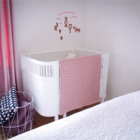 Drap rose sur lit de bébé