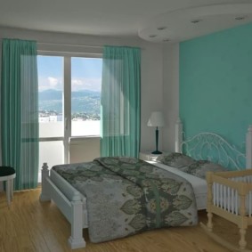 Rideaux turquoise dans une chambre spacieuse