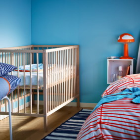 Lit d'enfant dans le coin de la chambre