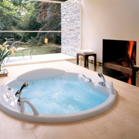 Round bathtub