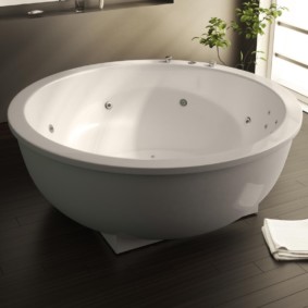 White bathtub sa grey floor