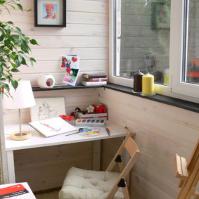 Un lieu pour la créativité des enfants sur le balcon de la cuisine