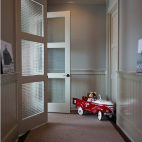 Voiture pour enfants dans le couloir de l'appartement