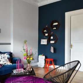 Mur bleu dans le salon de l'appartement