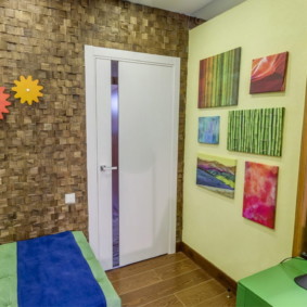 Décoration murale en bois dans la pépinière