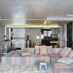 Concrete ceiling surface in the living room