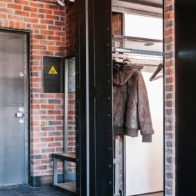 Pull-out hanger in a small entrance hall