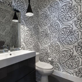 Vinyl wallpaper in the bathroom