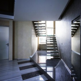 Escalier en métal dans une maison de campagne