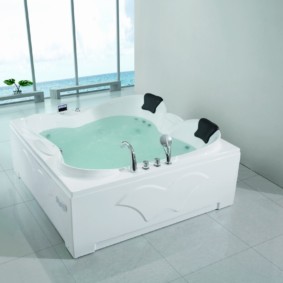 Freestanding bathtub para sa dalawang asawa