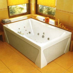 Rectangular bathtub sa sulok ng silid