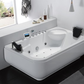 Rectangular bathtub