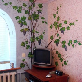 Bureau d'ordinateur à côté de la batterie de chauffage