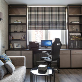 Bureau au lieu du rebord de la fenêtre dans l'appartement