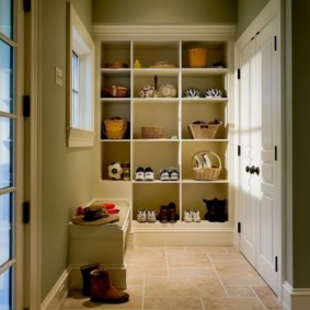 Open storage system in the hallway